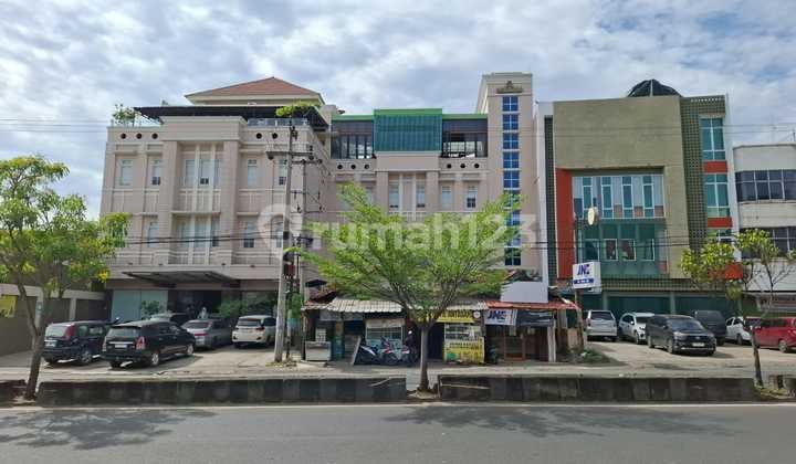 Dijual, Hotel 4 Lantai + 3 Ruko Gandeng di Jl. Pangeran Antasari, Lokasi Strategis