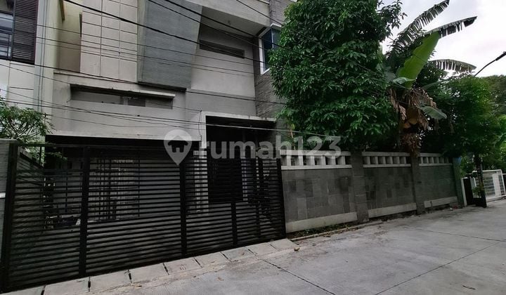 Dijual, Rumah 2 Lantai Minimalis Modern di Kompleks Green Ville