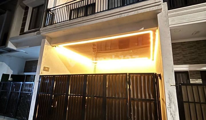 New 3-Story House for Sale in Lenteng Agung, 5 Minutes from Pasar Minggu Station