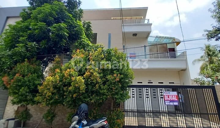 3-Story House Ready to Occupy