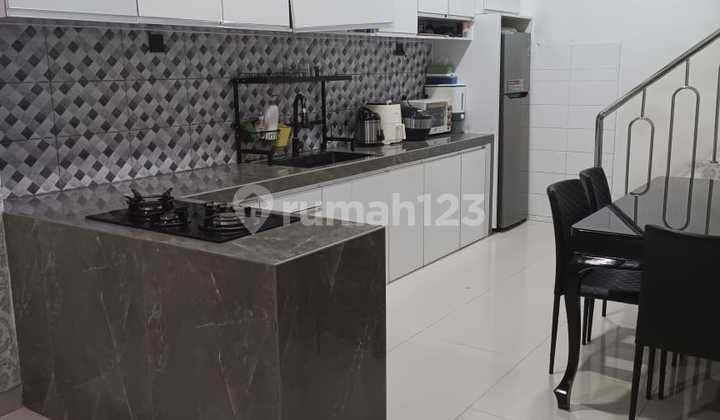 Rumah Jelambar Komplek Pakuwon Kondisi Bagus Siap Huni