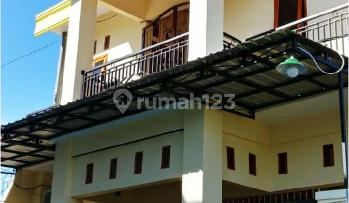 Jual rumah kos aktif dengan kamar mandi dalam 3 Lantai SHM Bagus hadap barat di Ngenengan Sidoarjo