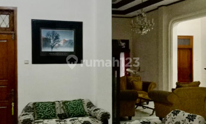 Rumah, 1 Lantai, di Menteng, Dekat Sekolah dan Universitas