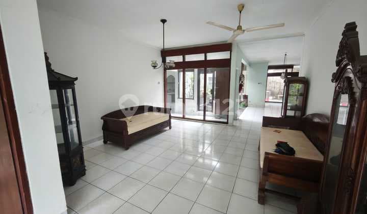 Rumah Bangunan Lama Kavling Besar di Kemang