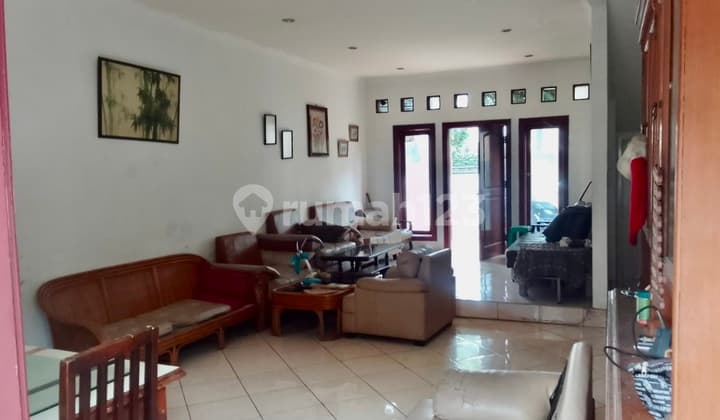 2 Lantai Tidak Jauh Dari Sta Pasar Minggu Baru Rumah SHM di Tanjung Barat