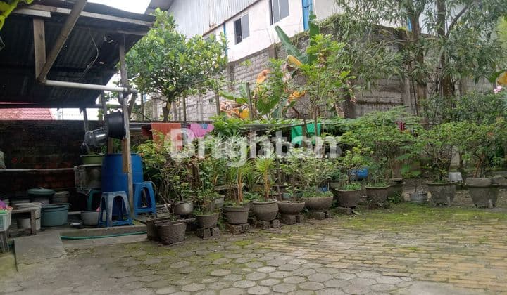 RUMAH DI JALAN RAYA MULAWARMAN, ADA TOKO LONDRY DAN PEKARANGAN YANG LUAS