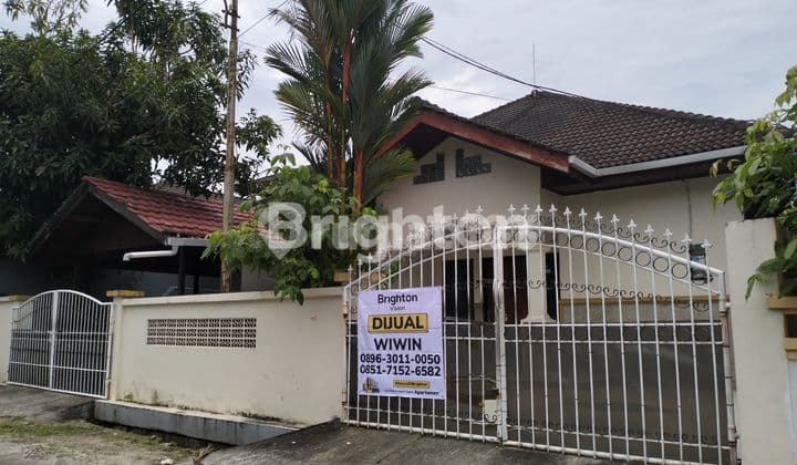 Rumah Strategis Nyaman Huni dengan Kolam Renang di Pupuk