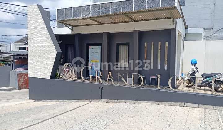 For sale, a house in a quiet area. This 2-story property is located in an easily accessible neighborhood.