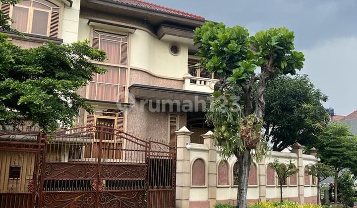 Rumah Hoek Mediteranian style di Perumahan puri kencana SHM Bagus hadap Timur dan tenggara
