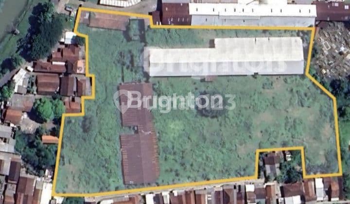 JUAL TANAH GUDANG LUAS. BONUS BANGUNAN. SUDAH TEMBOK KELILING. BUTUH CEPET BAGI WARIS