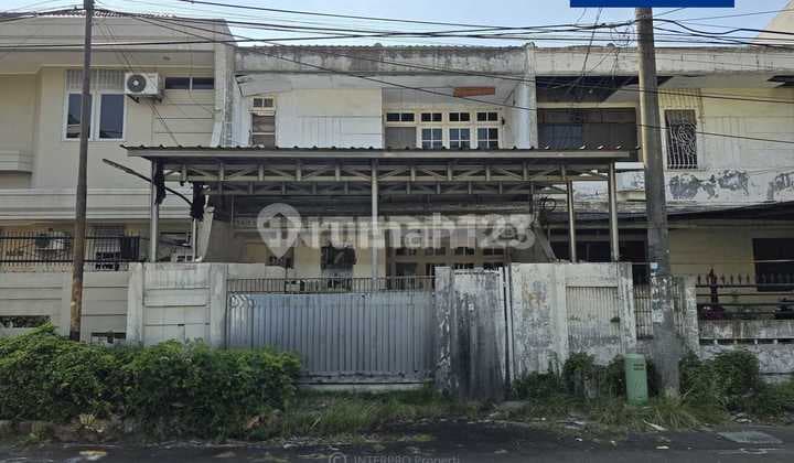 Rumah Dalam Komplek Perumahan keamanan 24 jam di Taman Ratu . Lokasi strategis dekat sekolahan , mall dan rumah sakit