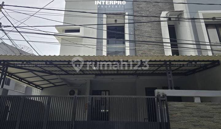Rumah Hook Siap Huni 2,5 Lantai Dijual Taman Ratu - LT 99M2