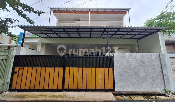 Rumah Siap Huni Dijual Taman Meruya Ilir Depan Taman - LT 120M2