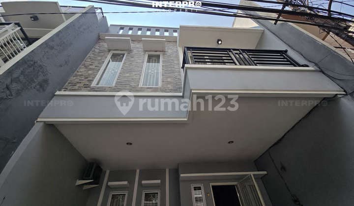 Ready-to-Occupy House for Sale in Tanjung Duren, Facing South - Land Area 66m²