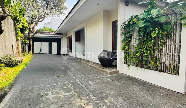 Rumah Cantik 1 Lantai Dengan Swimmingpool, Full Renov Di Cipete