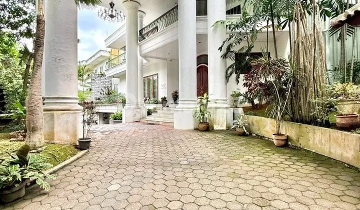 Luxury House with Swimming Pool Located in Pondok Indah Golf Hill