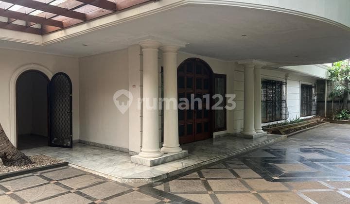 Well-Maintained and Habitable Old House, Menteng Location