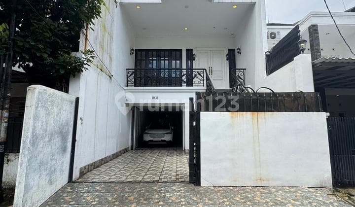 Rumah 3 Lantai + Rooftop Design Classic Dalam Komplek