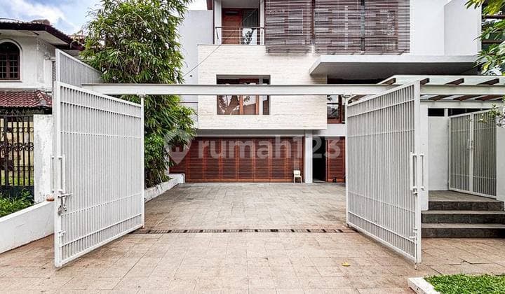 Rumah Terawat dan Siap Huni Dalam Komplek Elite, Halaman Luas