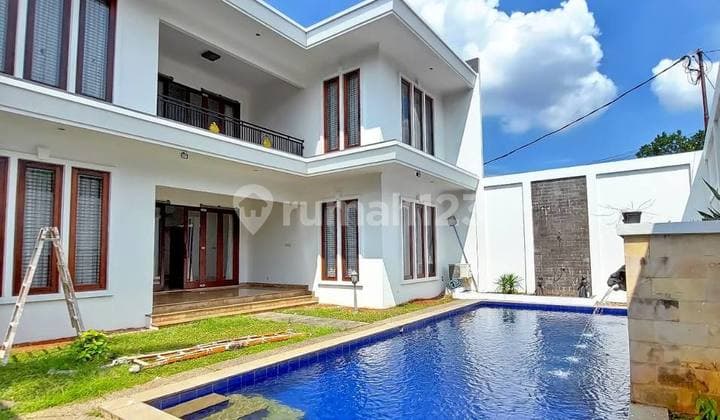 Rumah Cantik Dengan Kolam Renang, Lokasi Strategis Di Lebak Bulus