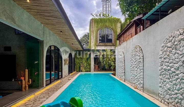 Rumah Hidden Gem dengan Eclectic Tropical Industrial, Siap Huni