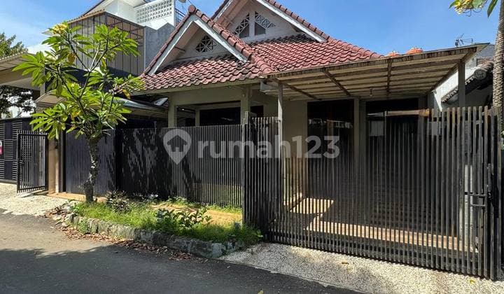 Rumah Secondaryterawat Dalam Komplek Lokasi Lebak Bulus