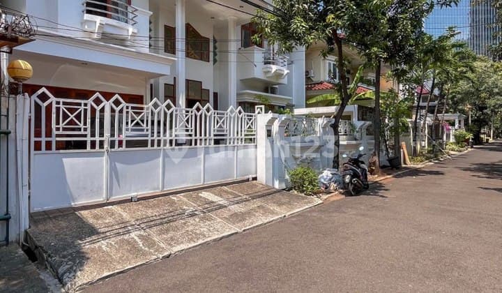 Rumah Terawat 2 Lantai di Kuningan Lokasi Premium