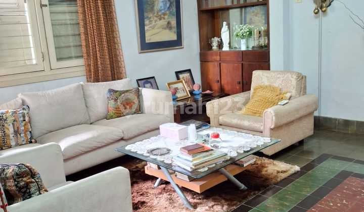 Rumah Lama Terawat, Row Jalan Lebar Lokasi Strategis Di Menteng