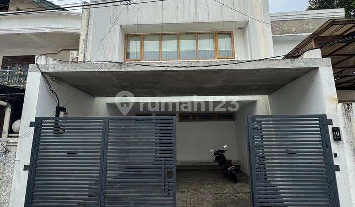 Rumah Bangunan 3 Lantai+Rooftop, Bebas Banjir Lokasi Strategis