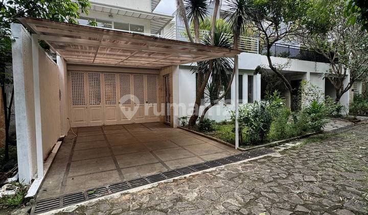3-story House in a Townhouse with a Bali Resort-Like Atmosphere