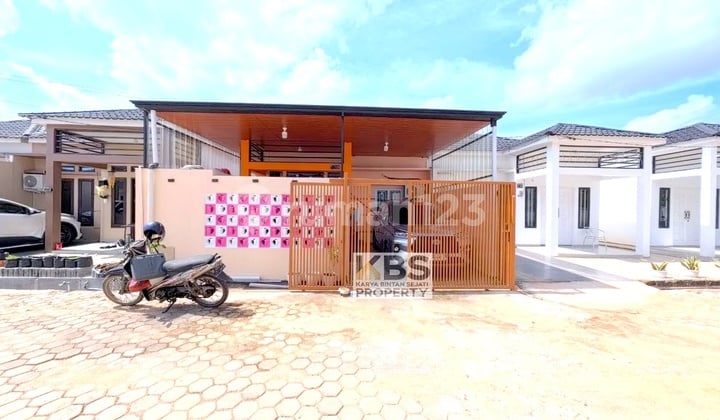 Rumah Modern 1,5 Lantai di Orchard Eight Residence