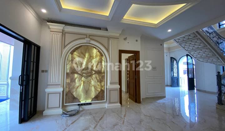 Rumah American Classic Mewah dengan Kolam Renang Lift Dekat Tugu