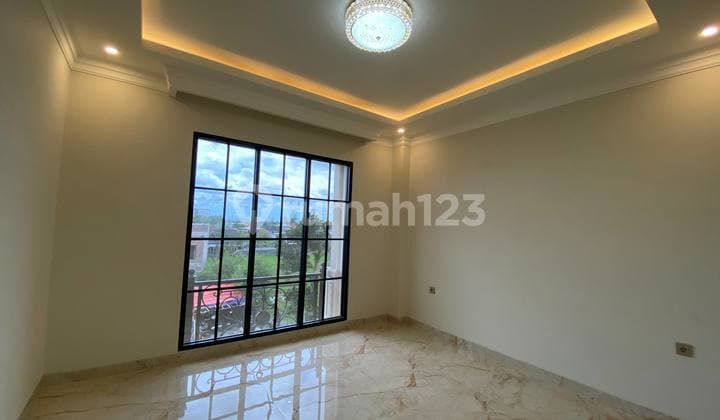 Rumah American Classic Mewah dengan Kolam Renang Lift Dekat Tugu