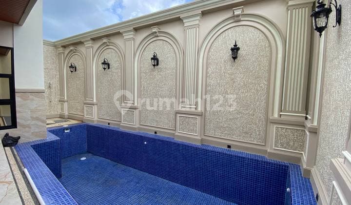 Rumah American Classic Mewah dengan Kolam Renang Lift Dekat Tugu