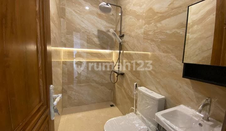 Rumah American Classic Mewah dengan Kolam Renang Lift Dekat Tugu