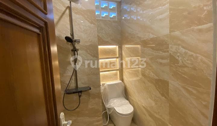 Rumah American Classic Mewah dengan Kolam Renang Lift Dekat Tugu