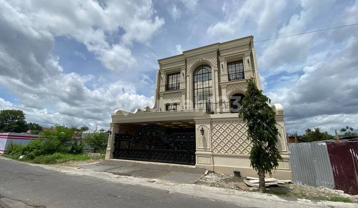 Rumah American Classic Mewah dengan Kolam Renang Lift Dekat Tugu