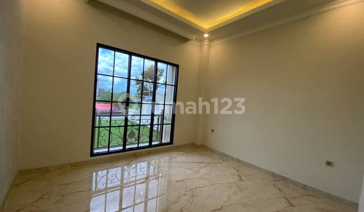 Rumah American Classic Mewah dengan Kolam Renang Lift Dekat Tugu