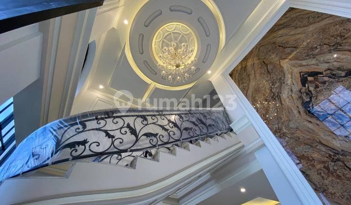 Rumah American Classic Mewah dengan Kolam Renang Lift Dekat Tugu