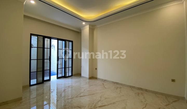 Rumah American Classic Mewah dengan Kolam Renang Lift Dekat Tugu