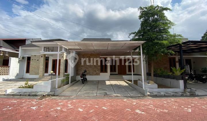MINIMALIST HOUSE IN A HOUSING ESTATE NEAR CAMPUS, CLOSE TO MALIOBORO, SEWON.