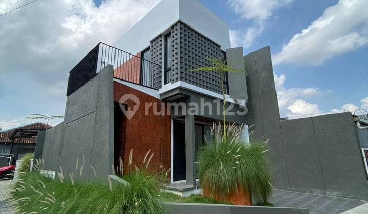 Rumah Modern Estetik Industrialis Dua Lantai Dekat Umy Kota Jogja