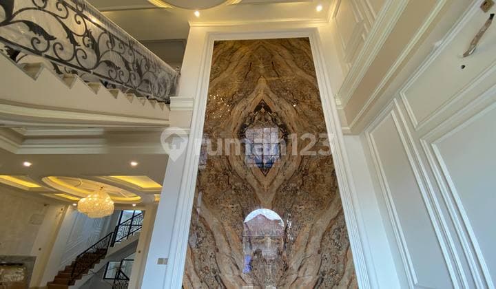 Rumah American Classic Mewah dengan Kolam Renang Lift Dekat Tugu