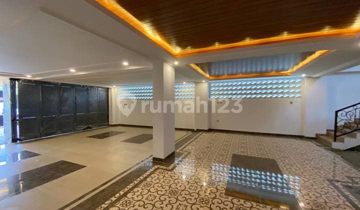 Rumah American Classic Mewah dengan Kolam Renang Lift Dekat Tugu