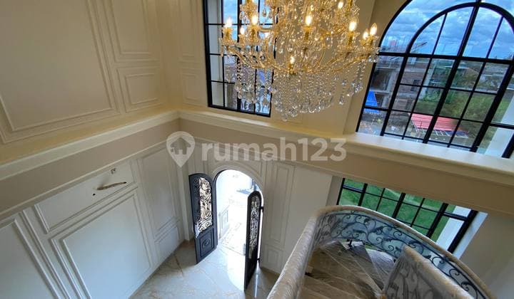 Rumah American Classic Mewah dengan Kolam Renang Lift Dekat Tugu