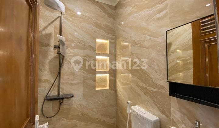 Rumah American Classic Mewah dengan Kolam Renang Lift Dekat Tugu