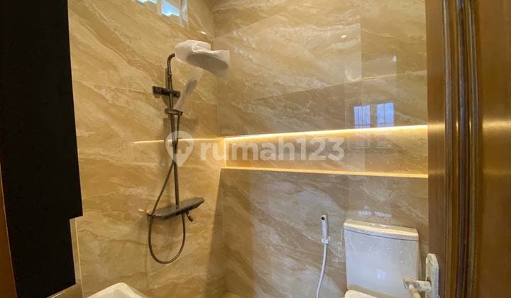 Rumah American Classic Mewah dengan Kolam Renang Lift Dekat Tugu