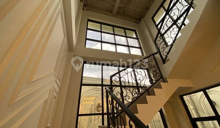 Rumah American Classic Mewah dengan Kolam Renang Lift Dekat Tugu
