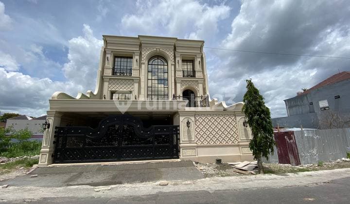 Rumah American Classic Mewah dengan Kolam Renang Lift Dekat Tugu