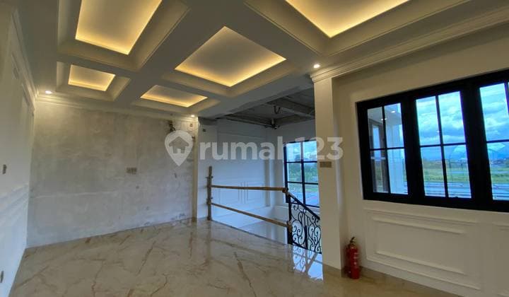 Rumah American Classic Mewah dengan Kolam Renang Lift Dekat Tugu